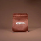 Bolsa de proteína vegetal de chocolate dōTERRA sobre fondo marrón en estudio