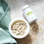TerraZyme dōTERRA 90 cápsulas en cuenco blanco con flor seca visto desde arriba