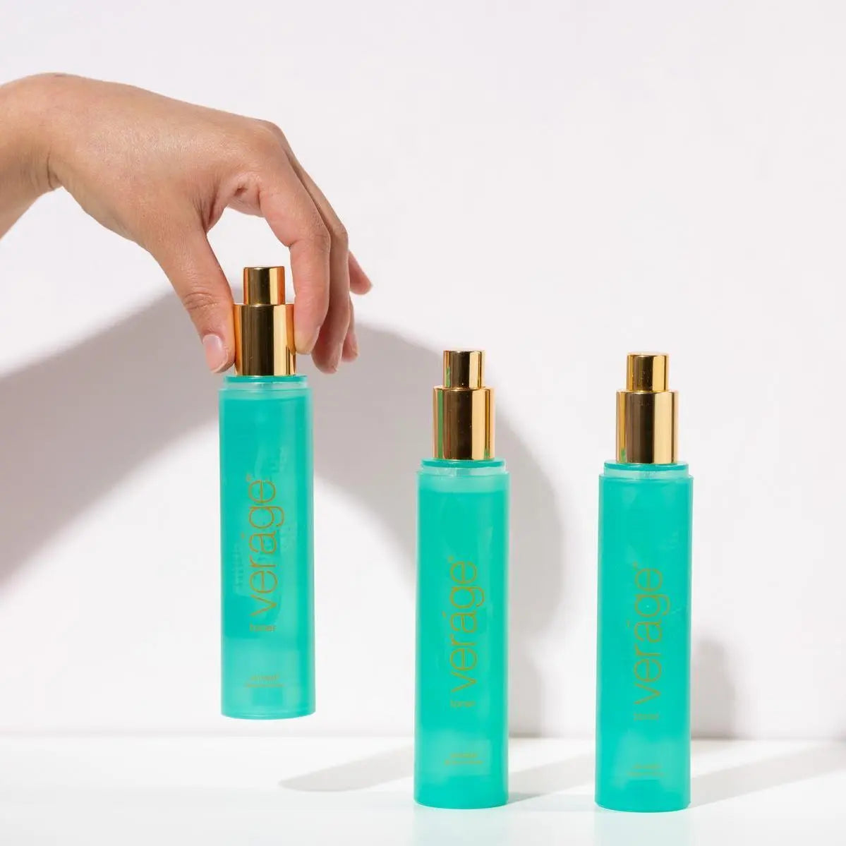 Tonificador Veráge dōTERRA 50ml — frasco spray en estudio fondo claro