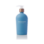 Botella azul de Champú Protector dōTERRA con aceites esenciales de Naranja Silvestre, Lima y Tanaceto Azul, diseño minimalista sobre fondo blanco.